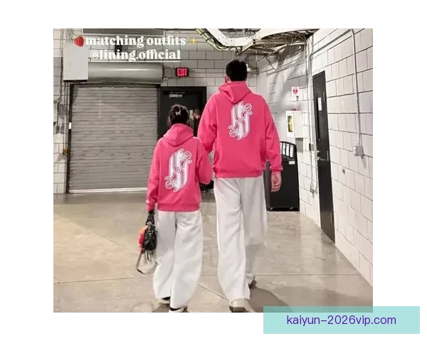 杨瀚森女友晒情侣同款粉色卫衣互动甜蜜 网友纷纷围观热议